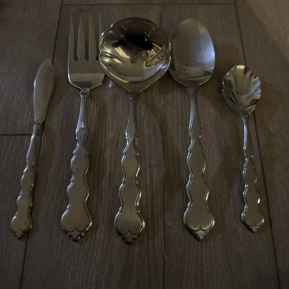 5 PCs Oneida VALERIE Stainless Distinction Deluxe HH Community Hostess‎ Flatware